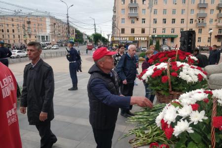 Коммунисты Рязани возложили цветы к Вечному огню в День памяти