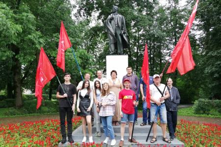 В Великом Новгороде в рамках Всероссийской акции “За экономическую программу КПРФ! Под Красным Знаменем Победы - к мобилизационной экономике и социализму!" состоялся автопробег
