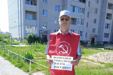 В Великом Новгороде в рамках Всероссийской акции “За экономическую программу КПРФ! Под Красным Знаменем Победы - к мобилизационной экономике и социализму!" состоялся автопробег