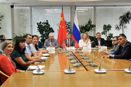 Зампредседателя ЦК КПРФ Дмитрий Новиков провёл встречу с заместителем заведующего Международным отделом ЦК КПК Цянь Хуншанем