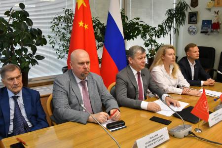 Зампредседателя ЦК КПРФ Дмитрий Новиков провёл встречу с заместителем заведующего Международным отделом ЦК КПК Цянь Хуншанем
