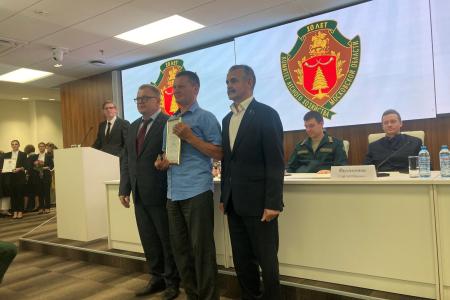 Руководитель фракции КПРФ в Мособлдуме Александр Наумов поздравил с юбилеем Комитет лесного хозяйства Подмосковья
