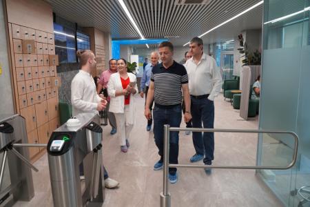 Представители стран коммунистических партий, входящих в состав ЦС СКП-КПСС, посетили Совхоз имени Ленина