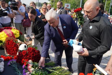 Казбек Тайсаев, Владимир Родин и Юлия Михайлова почтили память детей – жертв украинской агрессии на Донбассе