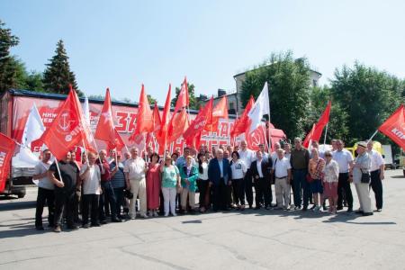 Коммунисты Поволжья отправили три фуры с гуманитарным грузом на Донбасс