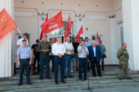 Коммунисты Поволжья отправили три фуры с гуманитарным грузом на Донбасс