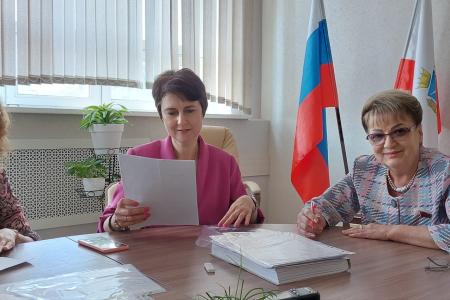 Ольга Алимова сдала в облизбирком подписные листы в свою поддержку
