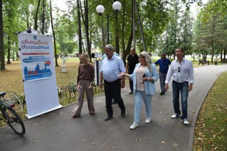 Заместитель Председателя Мособлдумы, второй секретарь МК КПРФ Константин Черемисов вручил велосипеды участникам «Активного долголетия»
