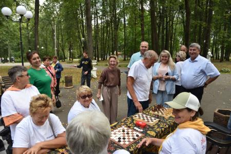 Заместитель Председателя Мособлдумы, второй секретарь МК КПРФ Константин Черемисов вручил велосипеды участникам «Активного долголетия»