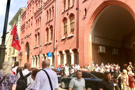 "За честные выборы без ДЭГ и фальсификаций!". У здания Центризбиркома в Москве состоялась встреча избирателей с депутатами-коммунистами