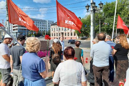 Коммунисты Ивановской области возложили цветы к памятному камню – жертвам расстрела рабочих в Иваново-Вознесенске в 1915 году