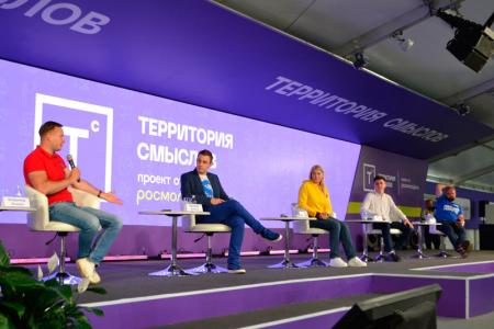 «Убеждён, что социализм победит!». Владимир Исаков выступил на «Территории смыслов»