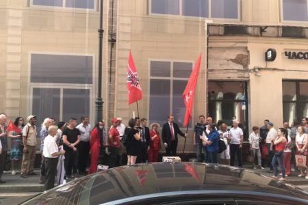 "За честные выборы без ДЭГ и фальсификаций!". У здания Центризбиркома в Москве состоялась встреча избирателей с депутатами-коммунистами