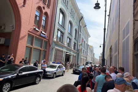 "За честные выборы без ДЭГ и фальсификаций!". У здания Центризбиркома в Москве состоялась встреча избирателей с депутатами-коммунистами
