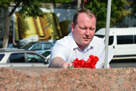 Коммунисты Ивановской области возложили цветы к памятному камню – жертвам расстрела рабочих в Иваново-Вознесенске в 1915 году