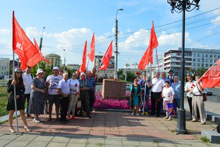 Коммунисты Ивановской области возложили цветы к памятному камню – жертвам расстрела рабочих в Иваново-Вознесенске в 1915 году