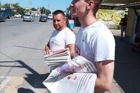 Астраханские коммунисты организовали автопробег с раздачей агитации
