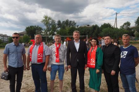 Кандидат в губернаторы Свердловской области Александр Ивачёв открыл спортплощадку в селе Курьи