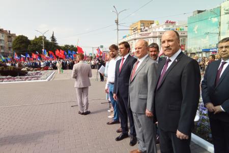 Г.А. Зюганов принял участие в церемонии подъема дубликата Красного флага над Орлом