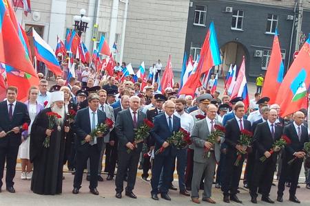 Г.А. Зюганов принял участие в церемонии подъема дубликата Красного флага над Орлом