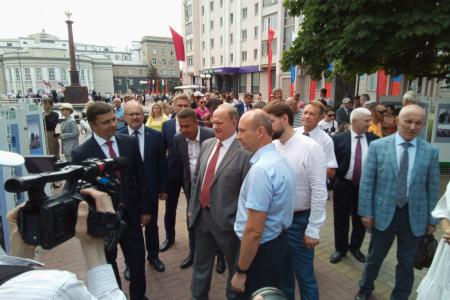 Г.А. Зюганов принял участие в церемонии подъема дубликата Красного флага над Орлом