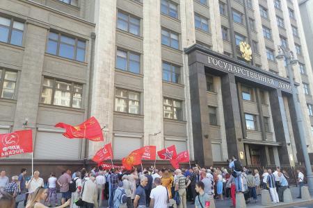 "Требуем равного доступа к СМИ!". Встреча с депутатами-коммунистами у здания Госдумы