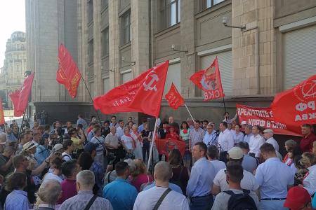 "Требуем равного доступа к СМИ!". Встреча с депутатами-коммунистами у здания Госдумы