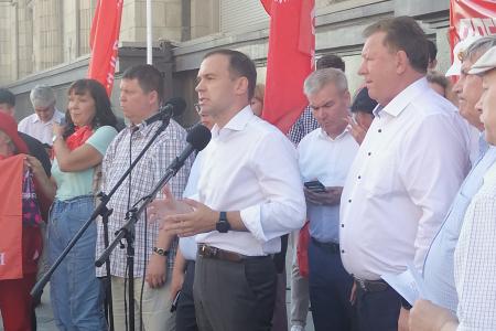 "Требуем равного доступа к СМИ!". Встреча с депутатами-коммунистами у здания Госдумы