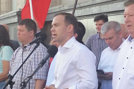 "Требуем равного доступа к СМИ!". Встреча с депутатами-коммунистами у здания Госдумы
