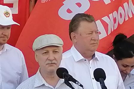 "Требуем равного доступа к СМИ!". Встреча с депутатами-коммунистами у здания Госдумы