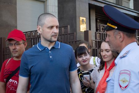 "Требуем равного доступа к СМИ!". Встреча с депутатами-коммунистами у здания Госдумы