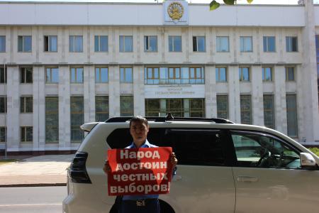 Республика Башкортостан. В Уфе, в рамках Всероссийской акции протеста, состоялась серия одиночных пикетов «Народ достоин честных выборов»