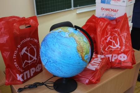 Республика Башкирия. Депутаты КПРФ оказали помощь школе и вручили школьному коллективу копию Знамени Победы