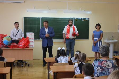 Республика Башкирия. Депутаты КПРФ оказали помощь школе и вручили школьному коллективу копию Знамени Победы