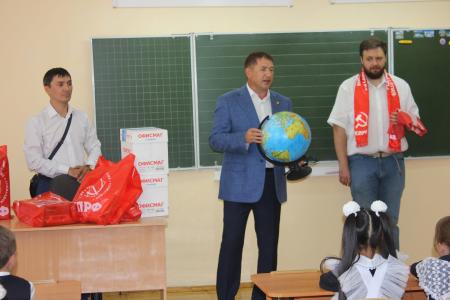 Республика Башкирия. Депутаты КПРФ оказали помощь школе и вручили школьному коллективу копию Знамени Победы