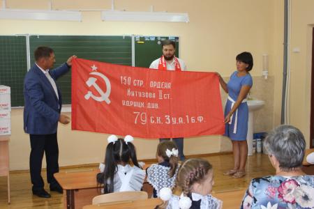 Республика Башкирия. Депутаты КПРФ оказали помощь школе и вручили школьному коллективу копию Знамени Победы