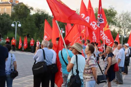 В Волгограде в рамках акции КПРФ «Антикапитализм-2022» прошел митинг-концерт