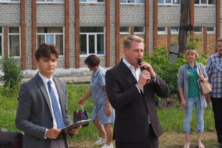 Кандидат в губернаторы Свердловской области Александр Ивачёв открыл спортплощадку в селе Курьи