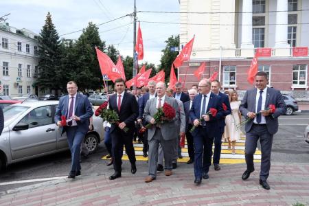 Г.А. Зюганов возложил цветы к памятнику В.И. Ленину в городе Орле