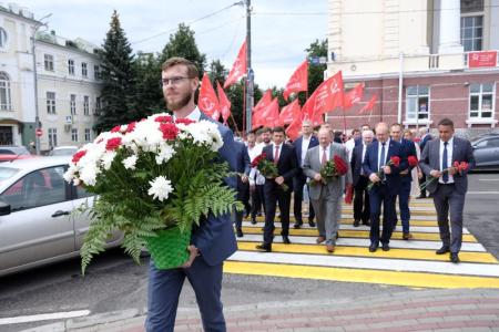 Г.А. Зюганов возложил цветы к памятнику В.И. Ленину в городе Орле