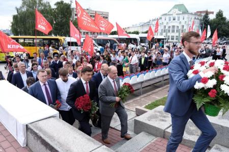 Г.А. Зюганов возложил цветы к памятнику В.И. Ленину в городе Орле