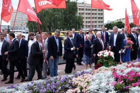 Г.А. Зюганов возложил цветы к памятнику В.И. Ленину в городе Орле