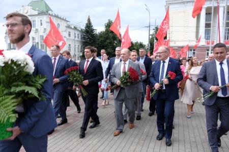 Г.А. Зюганов возложил цветы к памятнику В.И. Ленину в городе Орле