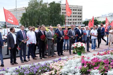 Г.А. Зюганов возложил цветы к памятнику В.И. Ленину в городе Орле