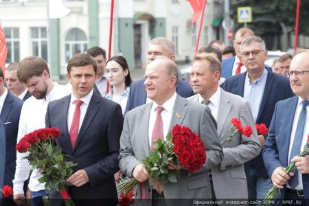Г.А. Зюганов возложил цветы к памятнику В.И. Ленину в городе Орле