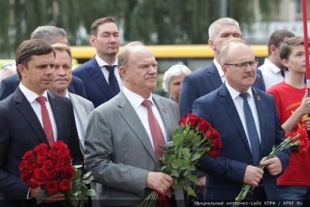 Г.А. Зюганов возложил цветы к памятнику В.И. Ленину в городе Орле