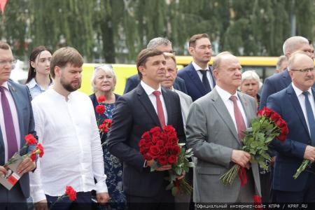 Г.А. Зюганов возложил цветы к памятнику В.И. Ленину в городе Орле