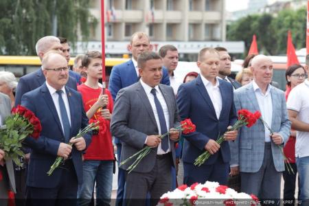 Г.А. Зюганов возложил цветы к памятнику В.И. Ленину в городе Орле