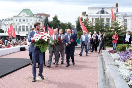 Г.А. Зюганов возложил цветы к памятнику В.И. Ленину в городе Орле