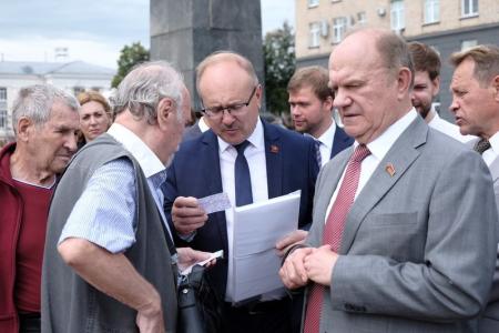 Г.А. Зюганов возложил цветы к памятнику В.И. Ленину в городе Орле